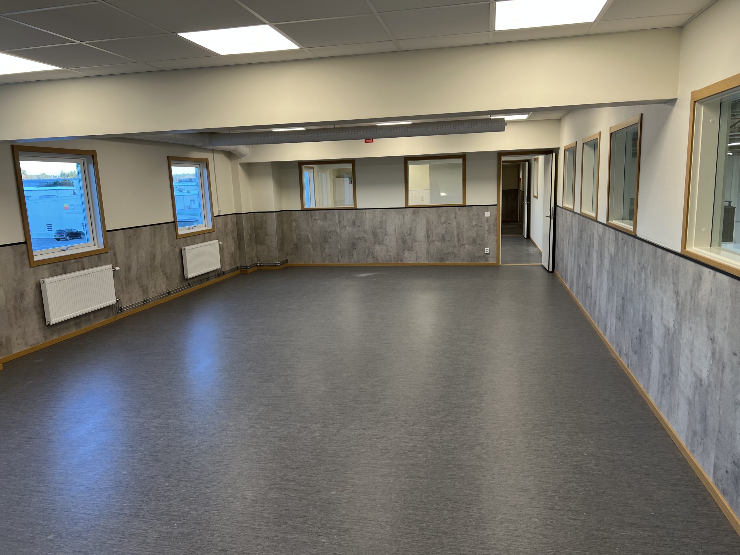 Skolemiljø med Fibos veggsystem i dekoren Lentini Grey